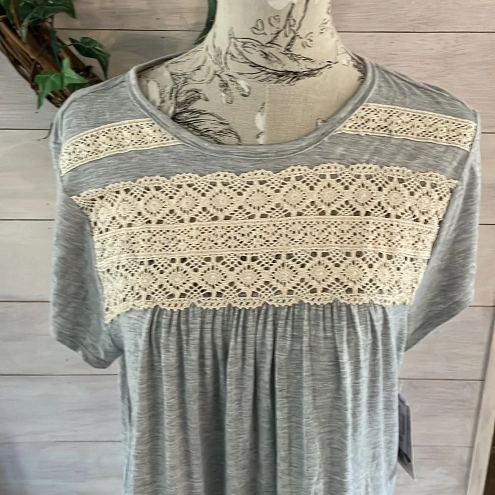 Jolt Gray and Cream Lace Top - Picture 2 of 4
